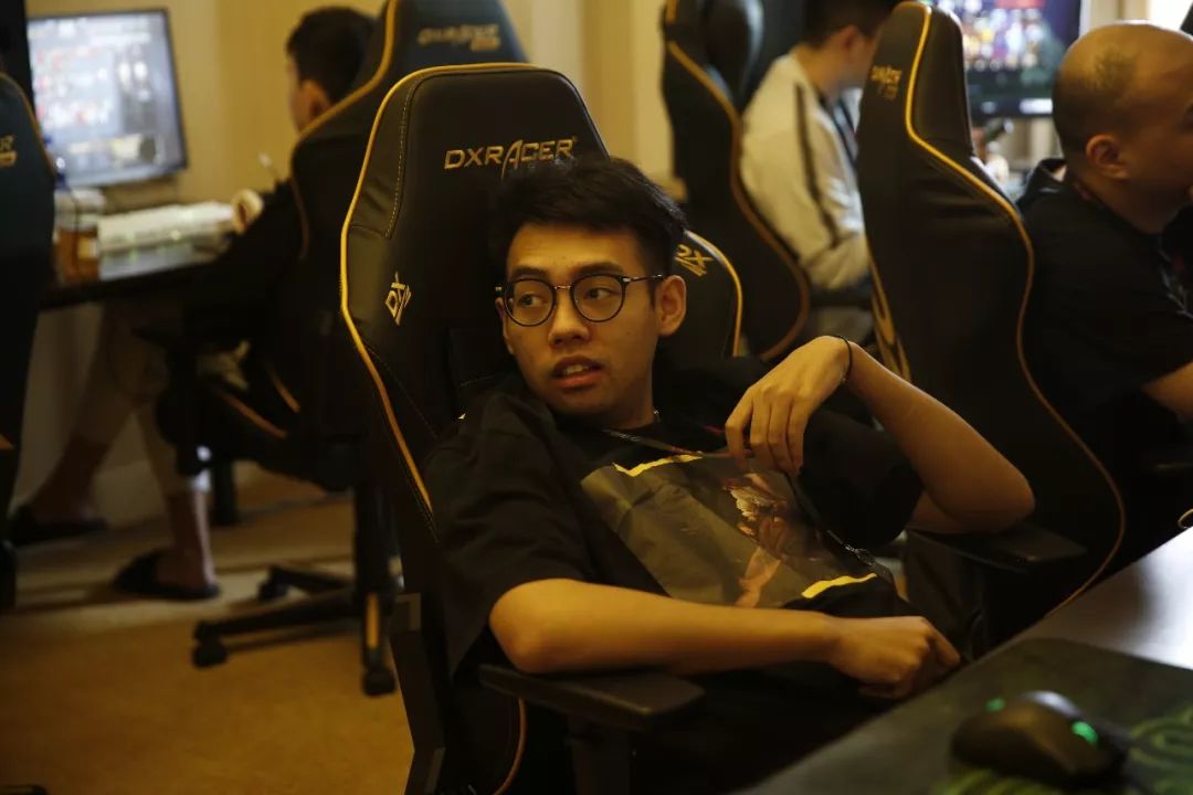 EDG赛后群访 教练：今天打了两把不一样的阵容 但是没发挥好