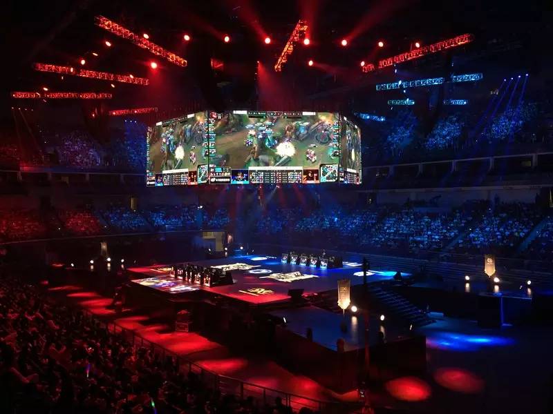 全力以赴的表演！上路、中路、下路和打野都做出了精彩的操作， EDward Gaming 击败了 Bilibili Gaming ，三支队伍全部获胜晋级